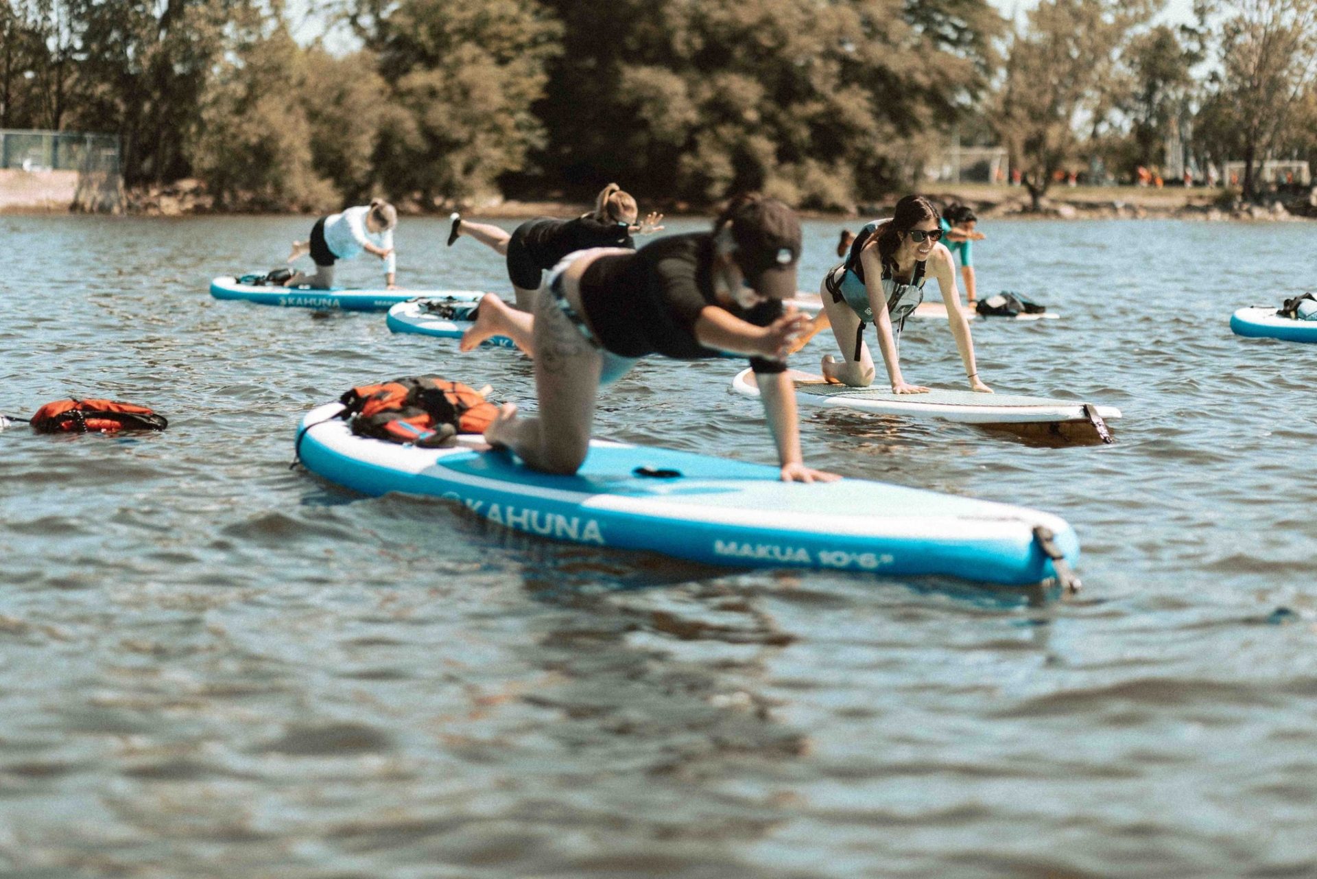 Faites du yoga sur des paddleboards