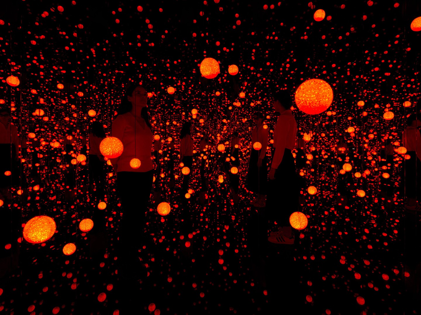 Plongez dans l'univers enlevant de Yayoi Kusama