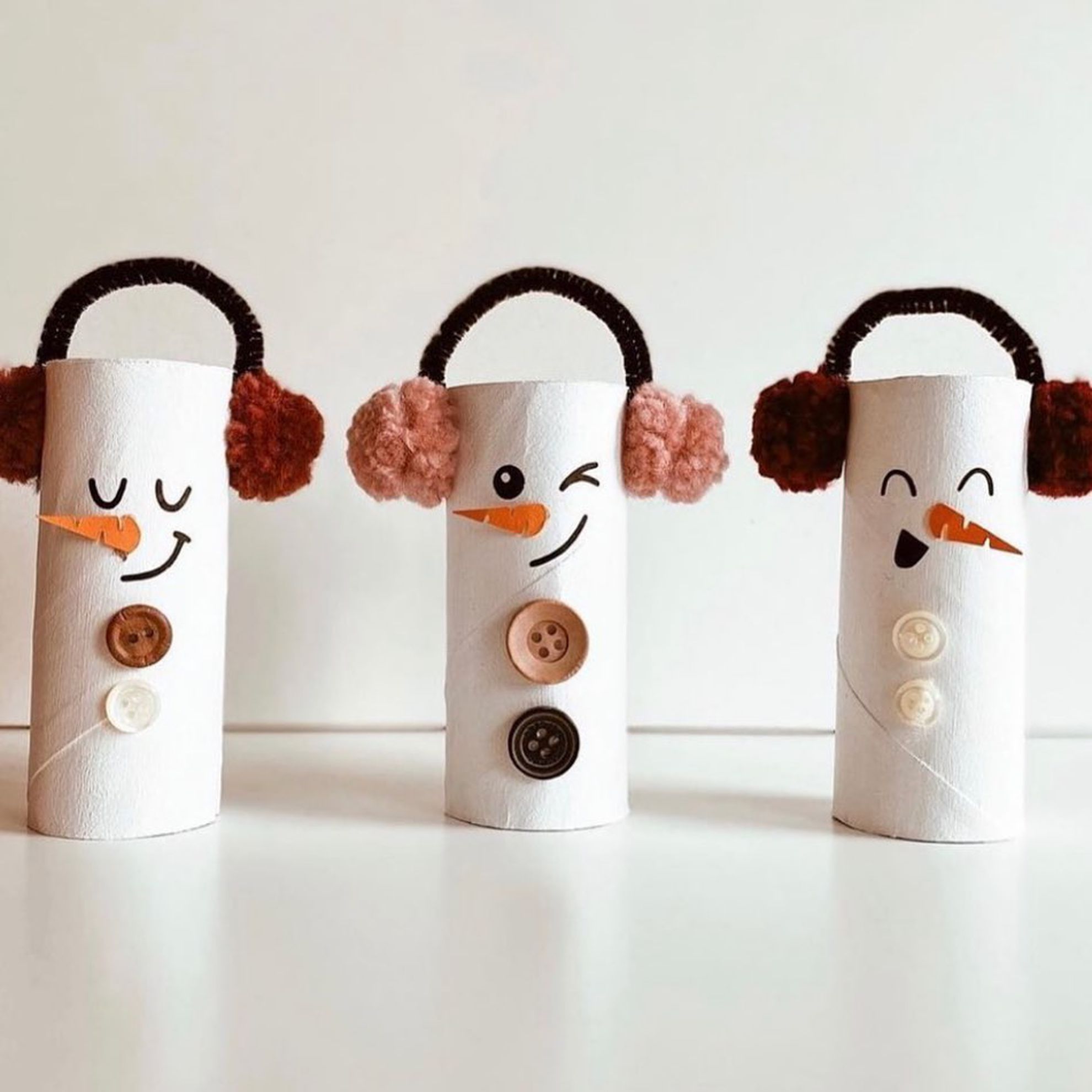 Des bonhommes de neige en rouleaux de papier de toilette