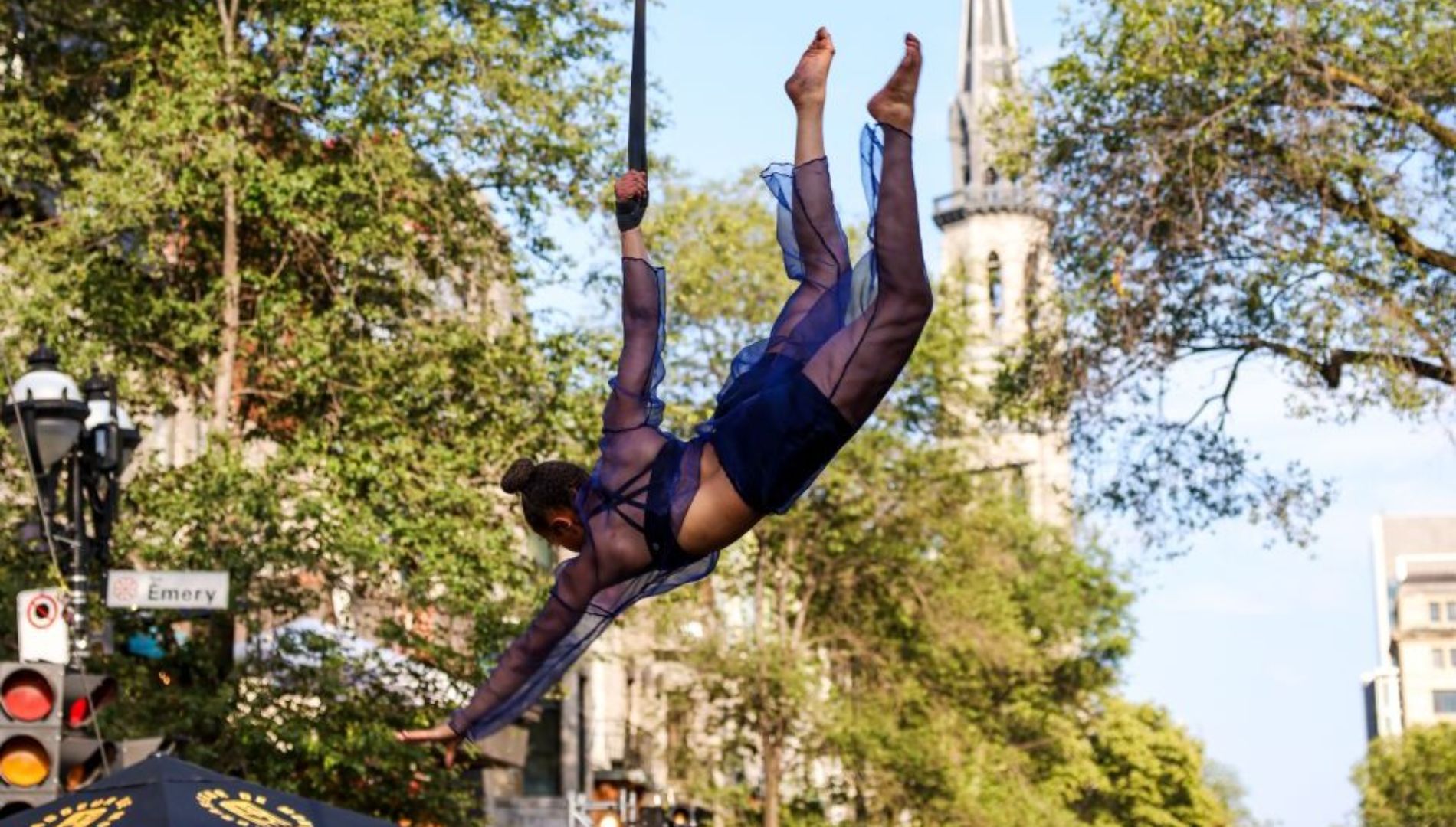 Voir le Cirque prendre d'assaut la rue Saint-Denis