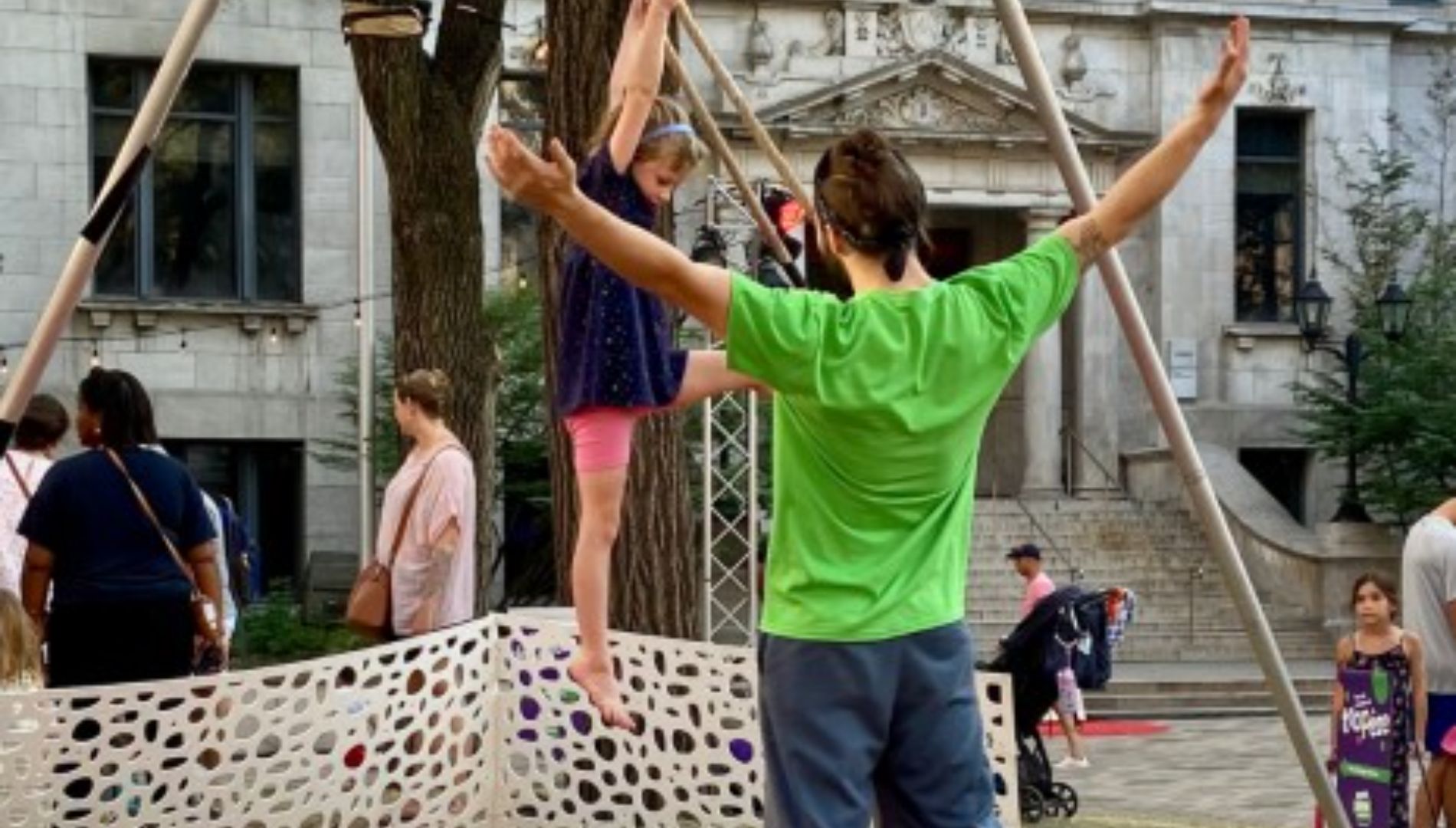 Jouer aux artistes de cirque à la Place de la Relève