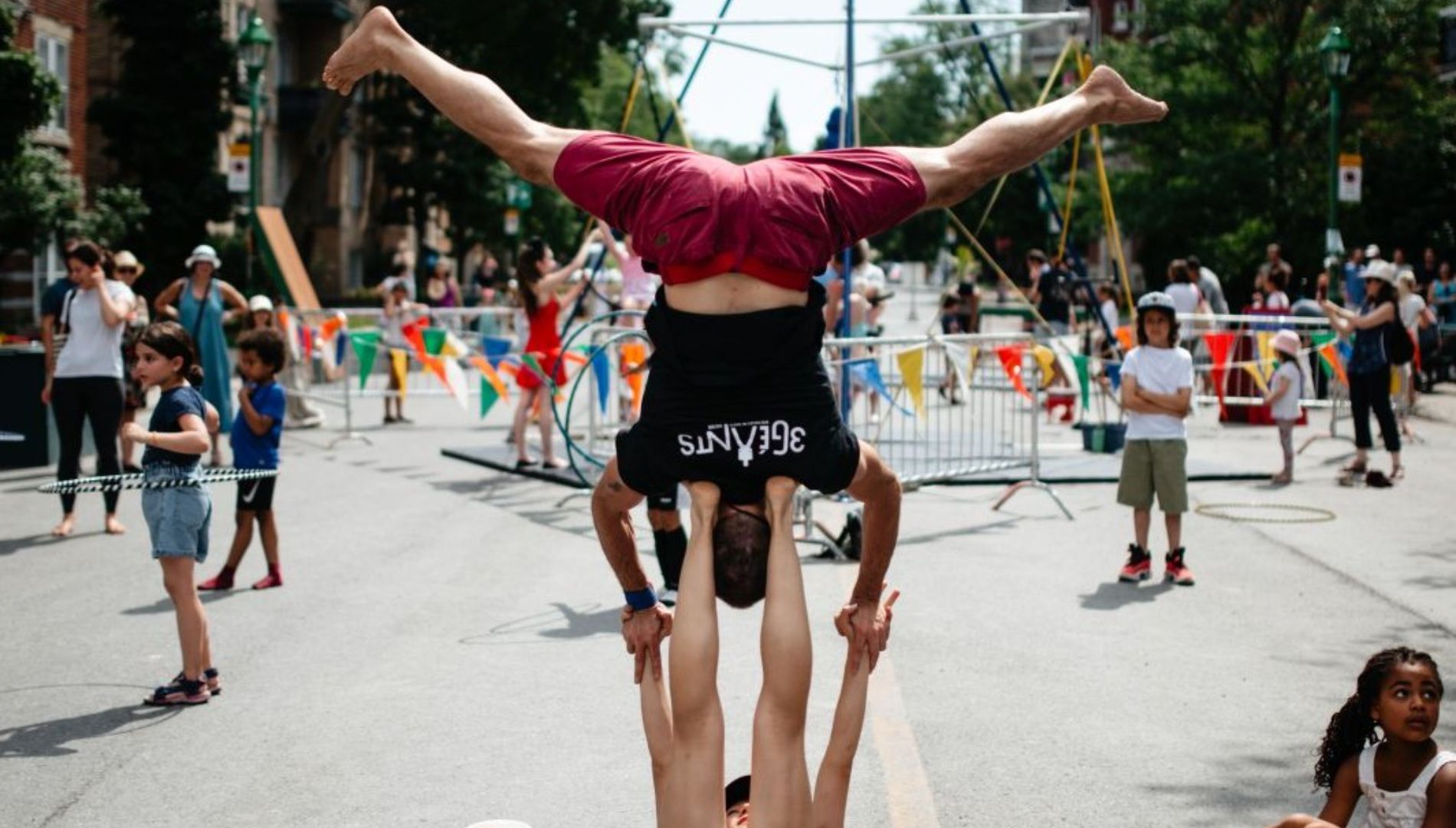Laisser le cirque venir à soi grâce à la tournée des quartiers