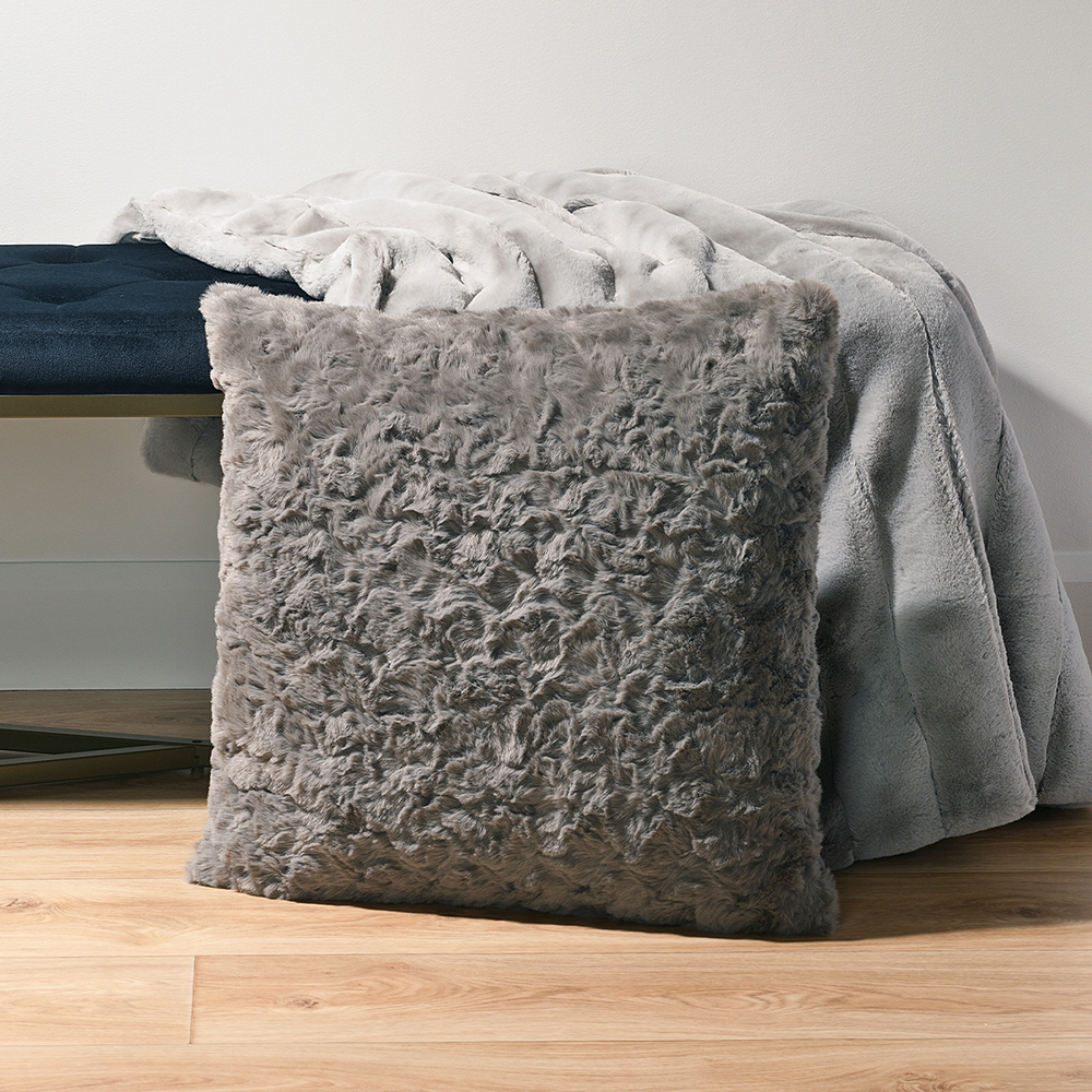 Coussin effet fourrure