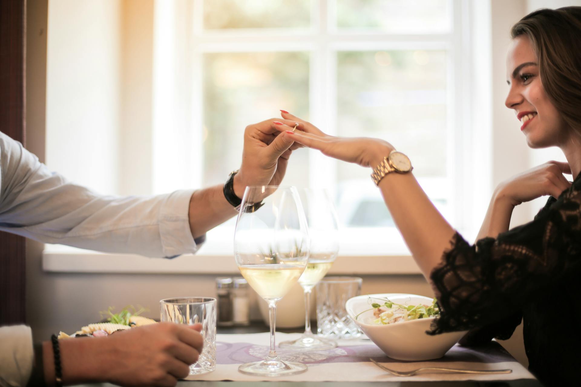 Pendant un repas aux chandelles